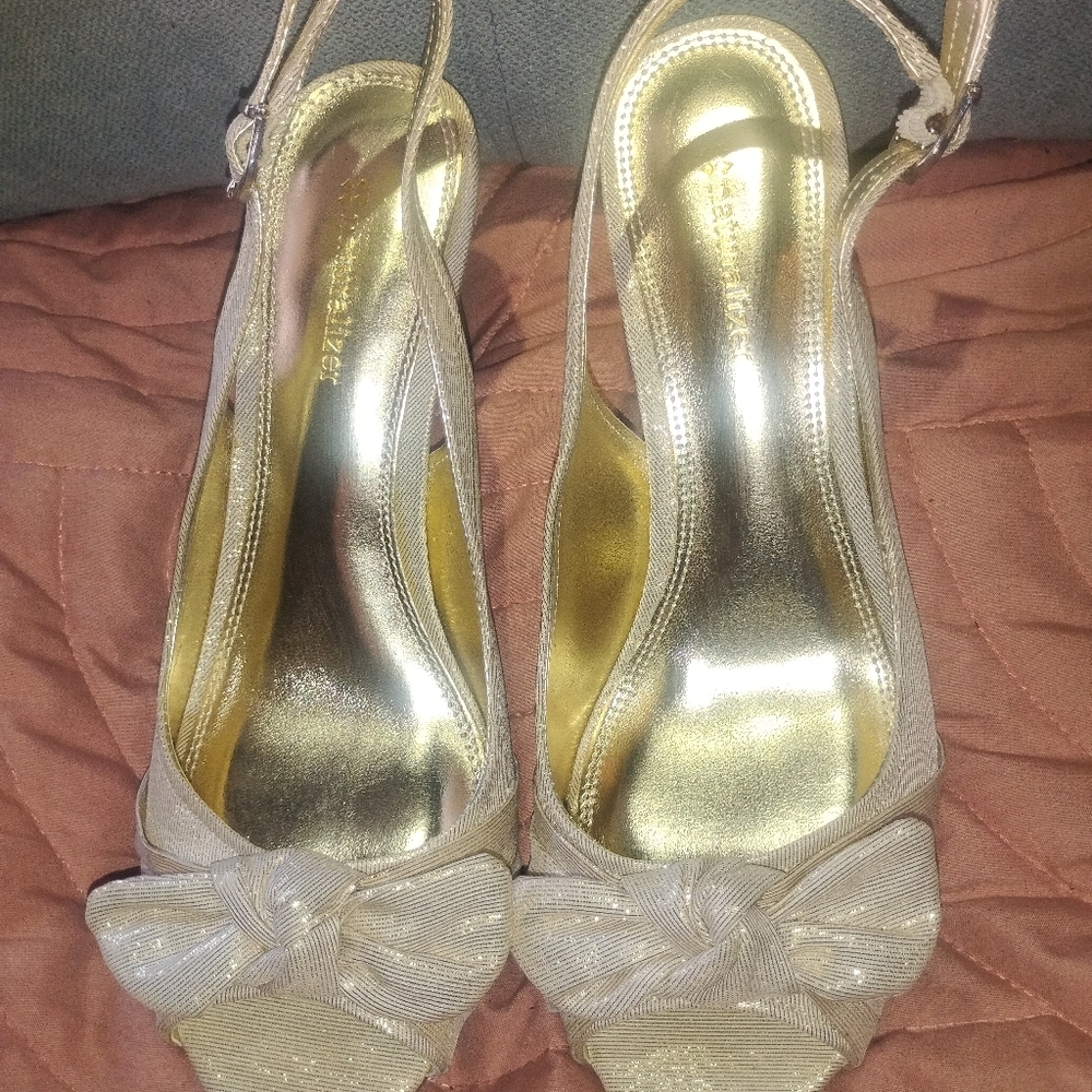 Naturalizer Cream Heels with Elegant Design